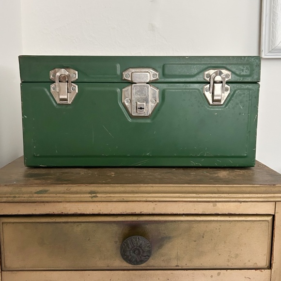 Vintage Green Union Steel Tool Box - Picture 4 of 5
